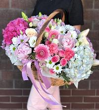 Композиция солнечный день в Скобелевской Краснодарский край Цветочная композиция из Розы, Хризантемы, Пионы и Лизиантусы в корзине в Скобелевской Краснодарский край