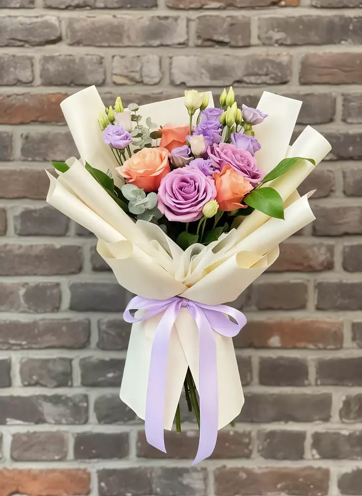 Букет цветов из: Лизиантусы и Розы в Скобелевской Краснодарский край