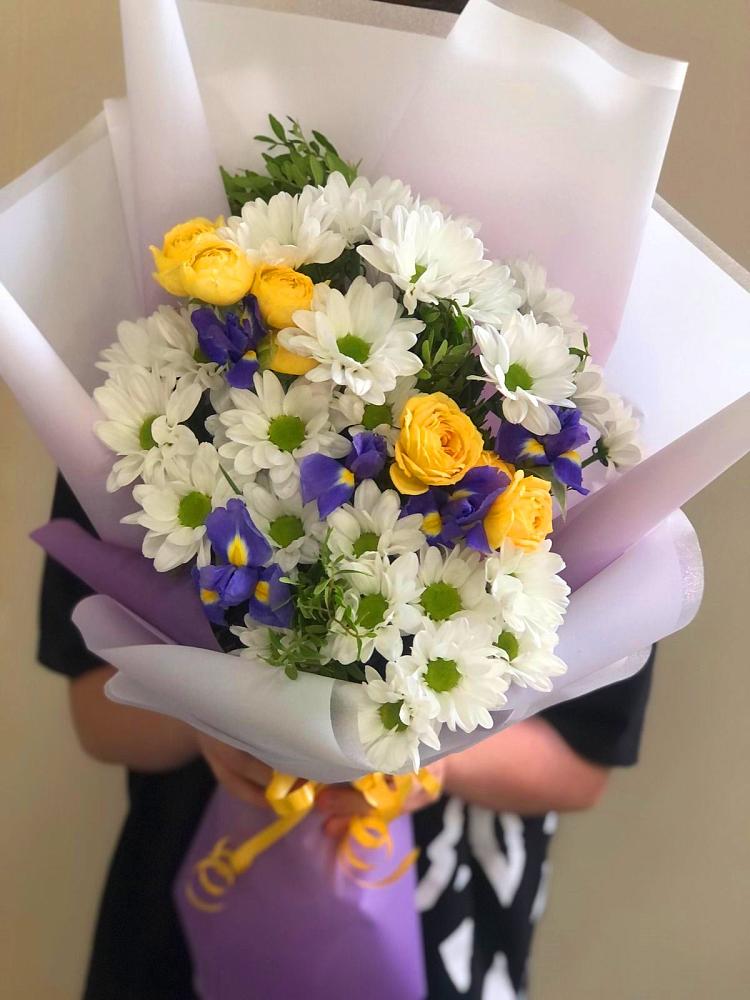 Букет цветов из: Ирисы, Хризантемы и Розы в Скобелевской Краснодарский край