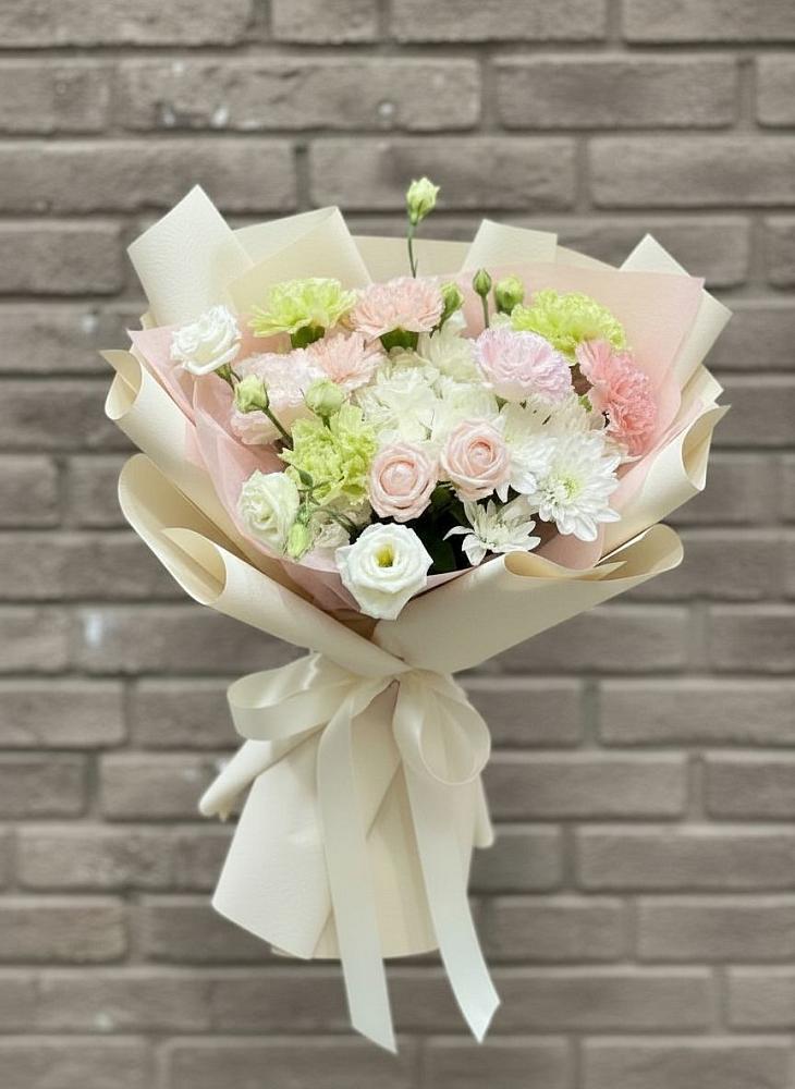 Букет цветов из: Гвоздики, Розы, Лизиантусы и Хризантемы в Скобелевской Краснодарский край