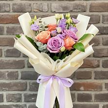 Букет цветов из:  Лизиантусы и Розы в Скобелевской Краснодарский край