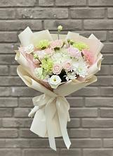Букет цветов из:  Гвоздики, Розы, Лизиантусы и Хризантемы в Скобелевской Краснодарский край