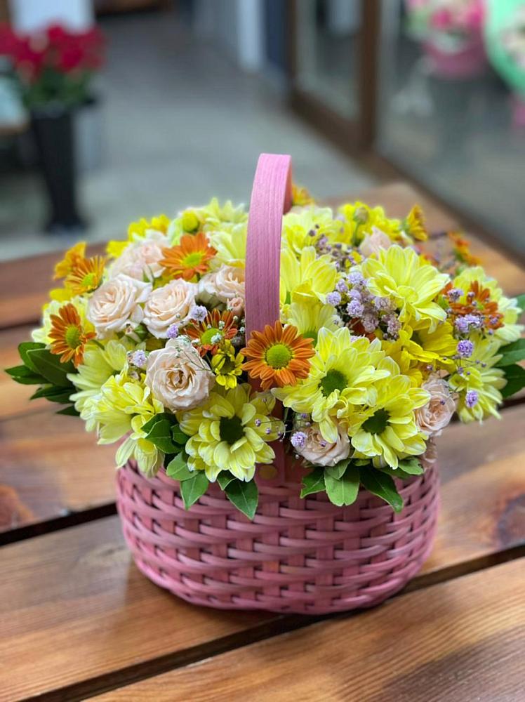 Цветочная композиция из Хризантемы и Розы в корзине в Скобелевской Краснодарский край