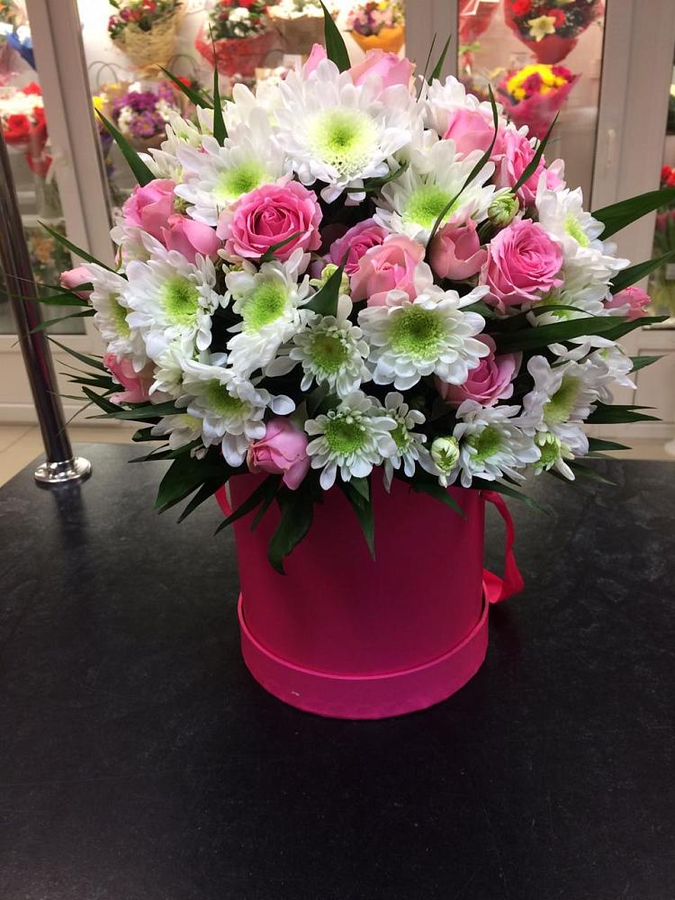 Цветочная композиция из Розы и Хризантемы в шляпной коробке в Скобелевской Краснодарский край